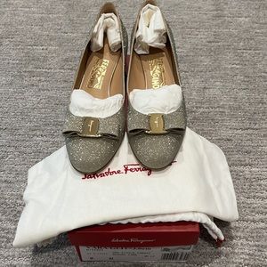 Used authentic Ferragamo Vara glitter shoes sz 8B